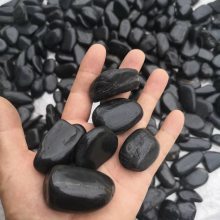 黑色養魚池雨花石選購指南 揭秘靈壽永順礦產的瀝青黑色俏石
